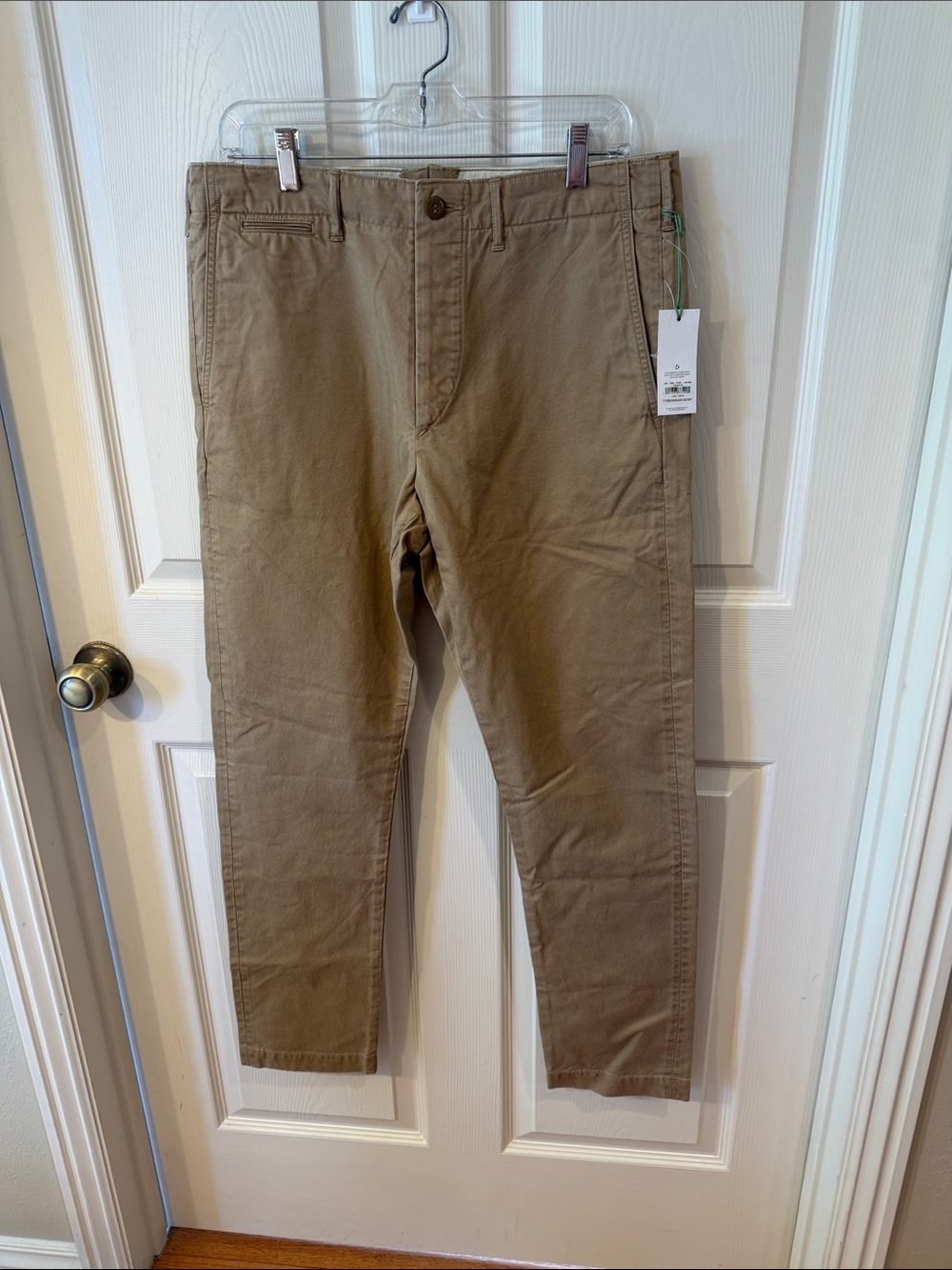 American Eagle Khaki Straight-Leg Chinos Sz 32/32.  NWT. Box46